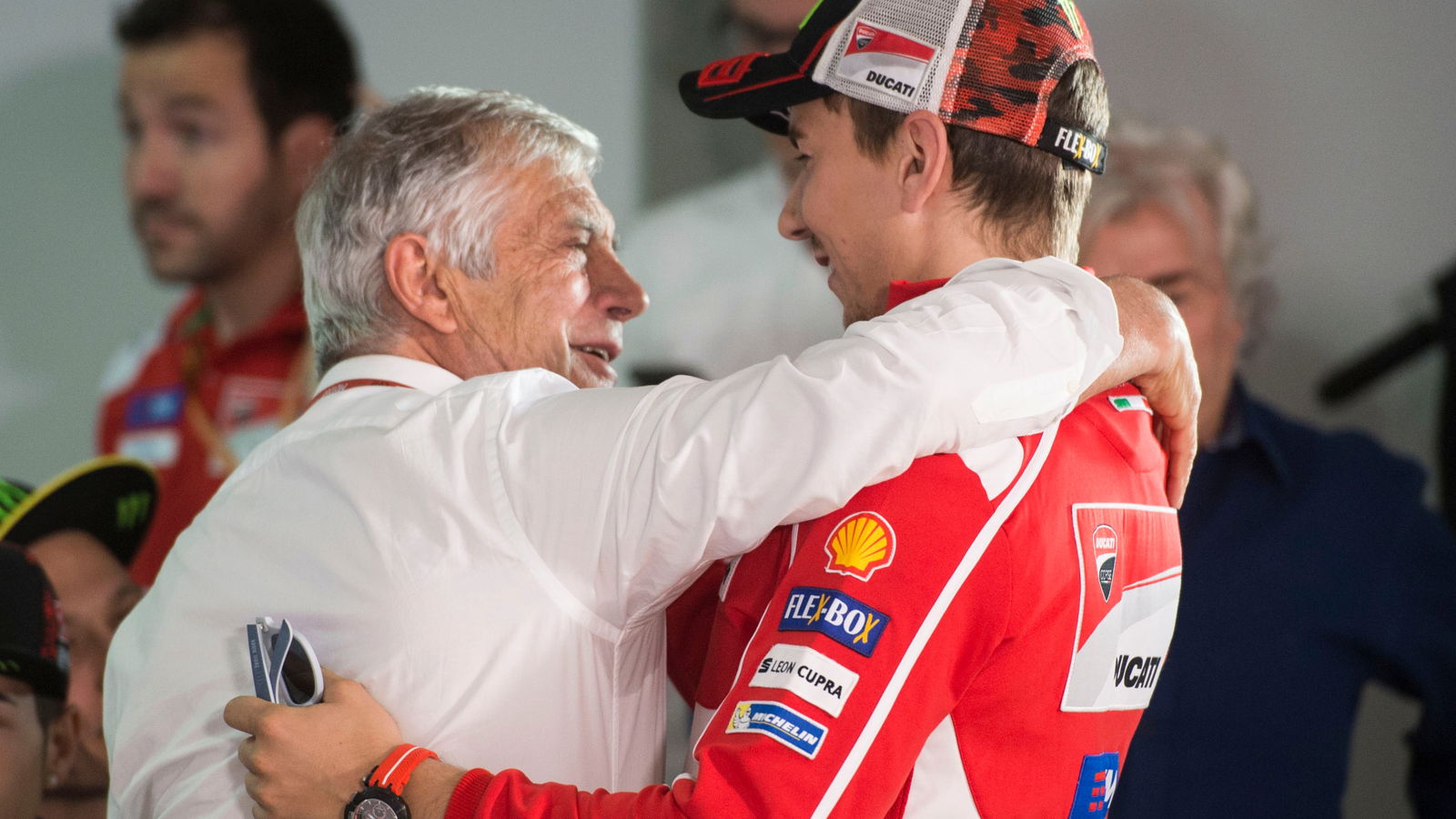Gosip MotoGP: “Benar menyakitkan!” - Agostini, Lorenzo meludah